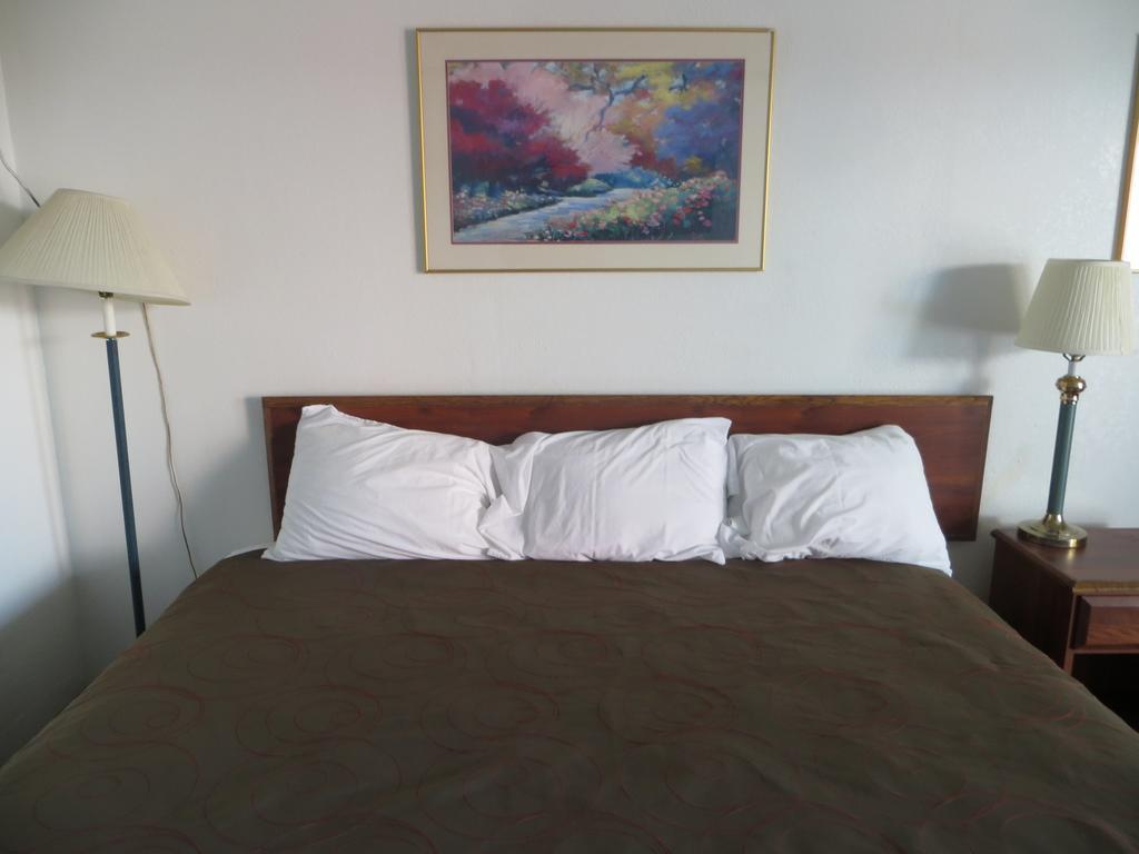 Budget Inn Express Bismarck Room photo