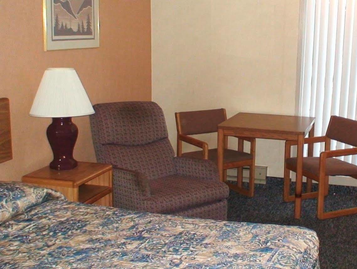 Budget Inn Express Bismarck Exterior photo